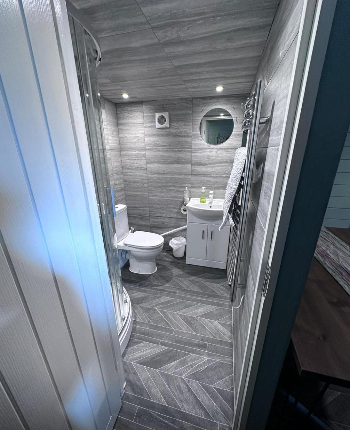 Cozy Cabin Independent Ensuite 吉尔福德 外观 照片