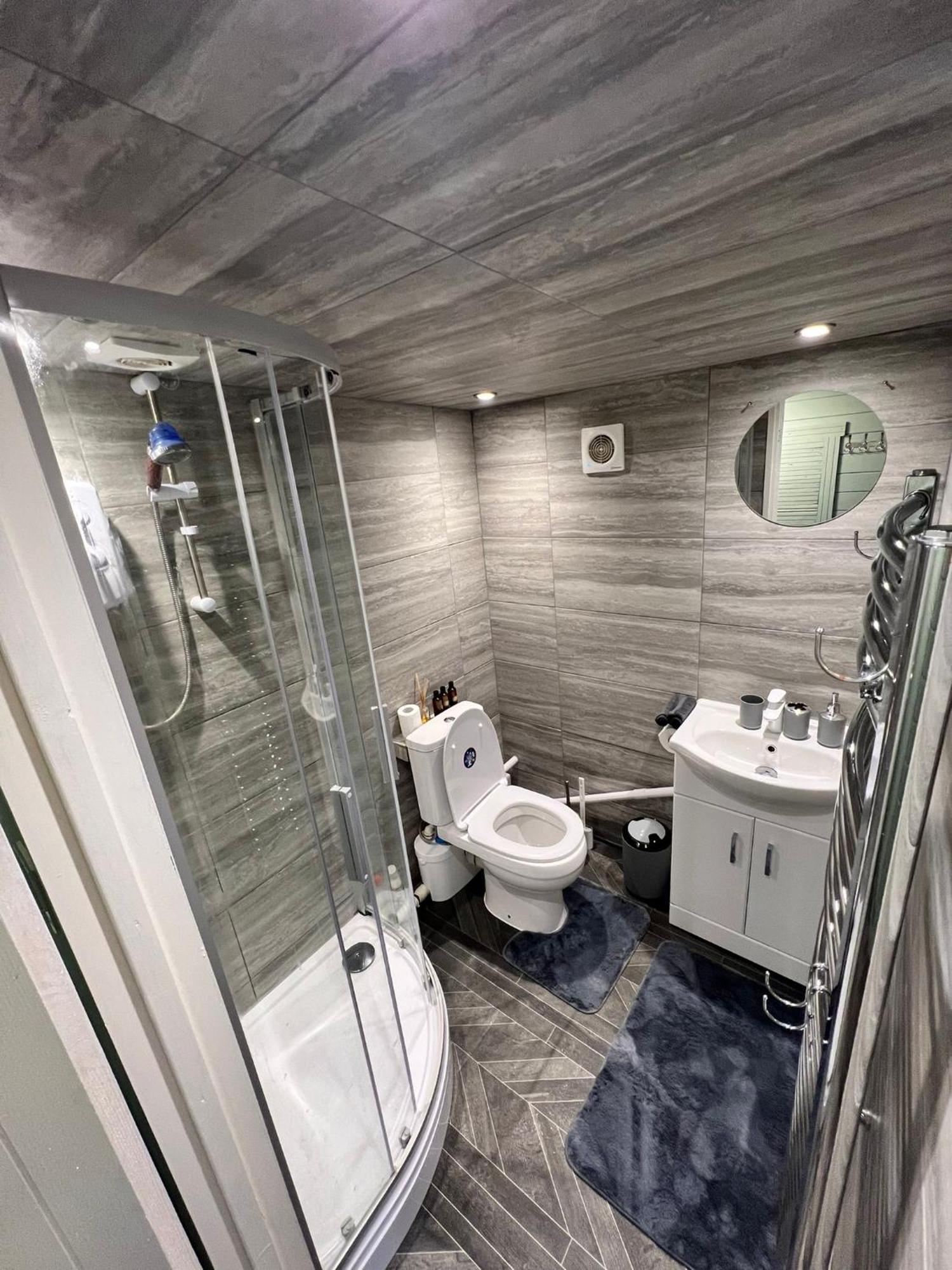 Cozy Cabin Independent Ensuite 吉尔福德 外观 照片